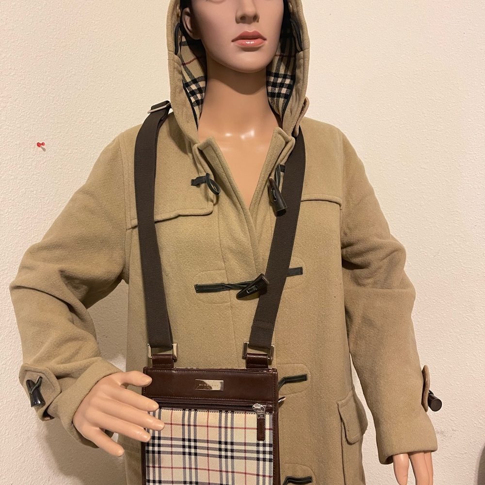 Vintage Burberry Hooded 100% Wool Coat. Authenticity is not guaranteed.